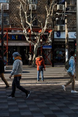 Şangay halkının sokaklardaki güzel bir görüntüsü.
