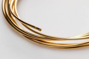 Mücevherler için altın kablo beyaz arkaplanda izole