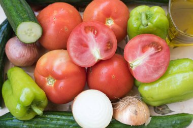 Köy salatası için malzemeler, yaz kadar ferahlatıcı ve lezzet dolu bir salata! Bu bir yaz sebze koleksiyonu, horiatiki salata.