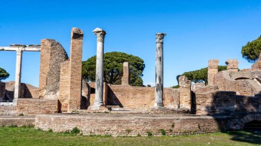 Ostia Antica, antik Roma liman şehrinin bulunduğu modern Ostia kasabasına yakın büyük bir arkeoloji alanıdır..