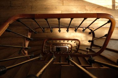 Tahta platformlu, sarmal bir merdiven.