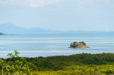 Sakin deniz manzarası ve Tayland 'daki Koh Lanta Adası.