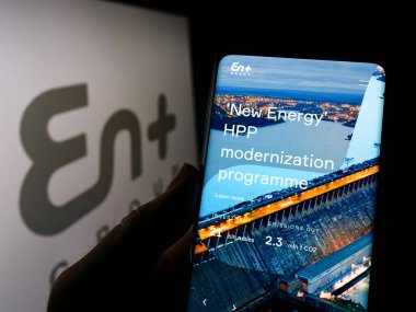 Anglo-Rus En + Group plc şirketinin web sitesi olan kişi logonun önünde ekranda. Telefon ekranının merkezine odaklan.