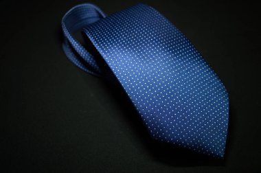 Koyu Arkaplanda Mavi Kravat