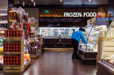 Çin, Şangay 'da bir markette yiyecek seçen bir insan.