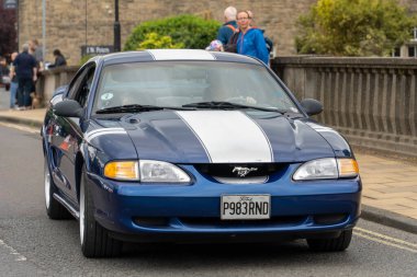 Morpeth Fair Day, Northumberland, İngiltere 'de 1995 model klasik bir Ford Mustang arabası.