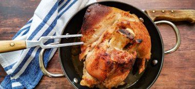 Tavada ızgara sığır budu, spatula ve bıçakla.