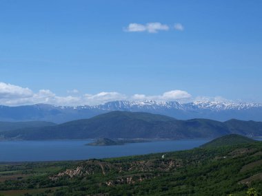 Prespa gölü ve dağ yukarıdan görüldüğü gibi
