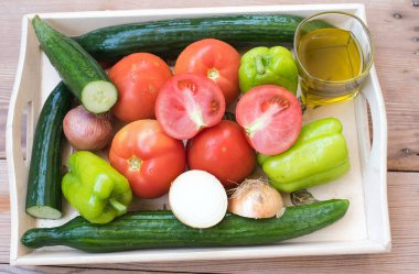 Köy salatası için malzemeler, yaz kadar ferahlatıcı ve lezzet dolu bir salata! Bu bir yaz sebze koleksiyonu, horiatiki salata.