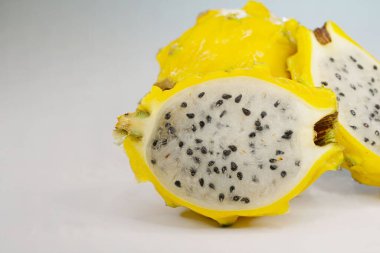 Amerika 'nın yerlisi olan bu ejderha meyvesi türü Hylocereus megalanthus kaktüs familyasının en büyük çiçeklerini üretir..