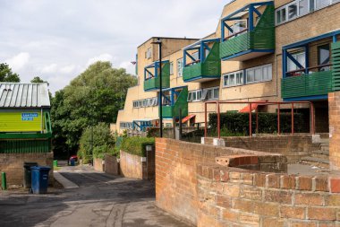 Newcastle, Tyne, İngiltere 'deki Byker Wall konutlarının bir bölümü, Ralph Erskine tarafından tasarlandı..