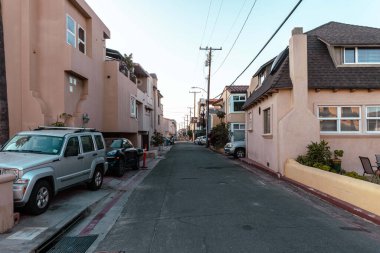 Hermosa Sahili Kaliforniya 'da gündüz vakti boş sokak manzarası