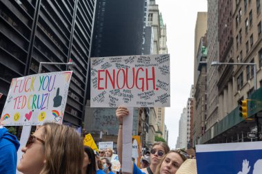Silahları protesto eden büyük bir kalabalık. Brooklyn 'deki Cadman Plaza' dan Brooklyn Köprüsü üzerinden New York 'a yürüyorum. Hayatımızın üzerinden yürü Protesto et.