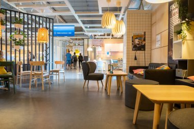 Polonya 'nın Poznan kentindeki bir IKEA mobilya ve ev aletleri mağazasında modern bir kafe.