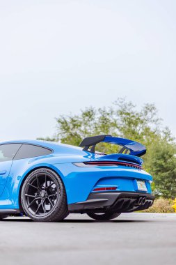 Hızlı bir Porsche GT3992 911 Carrera köpekbalığı mavi spor araba dikey çekim