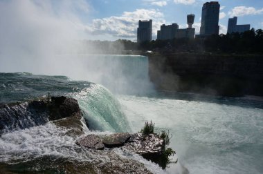 Kanada 'da güneşli bir günde Niagara Şelalesinin güzel manzarası