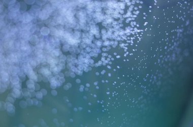 Mavi bir yüzeye yakın çekim su damlaları - arka plan için mükemmel