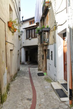 İtalya 'nın Campania bölgesindeki bir köy olan Petina' nın eski evleri arasında dar bir sokak..