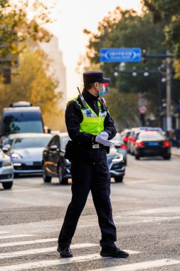 Çin, Şangay caddesinde çalışan bir polisin dikey görüntüsü.