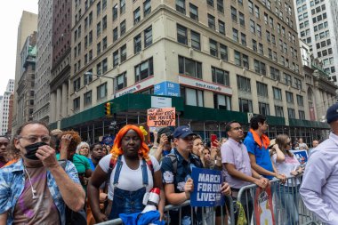 Silahları protesto eden büyük bir kalabalık. Brooklyn 'deki Cadman Plaza' dan Brooklyn Köprüsü üzerinden New York 'a yürüyorum. Hayatımızın üzerinden yürü Protesto et.