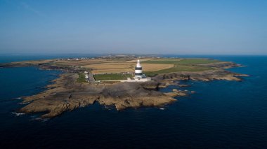 Mavi gökyüzüne karşı Kanca Feneri 'nin kuş bakışı görüntüsü. Wexford, İrlanda.
