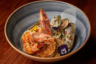 Kavrulmuş istiridyeli karides yakın plan..