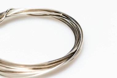 Mücevherler için gümüş kablo beyaz arkaplanda izole.