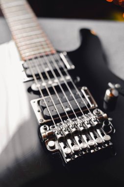 Siyah Ibanez gitarının yakın çekimi.