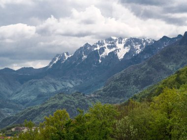 Kuzey İtalya 'da bulutlu bir gökyüzünün altında güzel bir alp manzarası