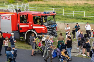 Poznan, Polonya 'daki yeni hayvanat bahçesinde düzenlenen sergi sırasında itfaiye aracının etrafında toplanan bir grup insan.