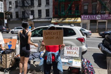 Amerika 'daki Çin Müzesi önünde küçük bir grup protestocu.