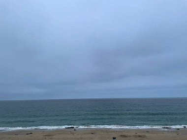 Redondo Sahili 'nde derin mavi bir okyanus, CA, neredeyse gece yarısı..