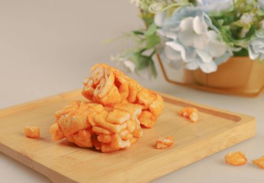 Tahta tepside chak-chak tatlısından iki parça yakın çekim..