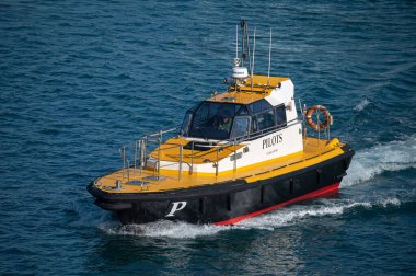 Limanda çalışan hızlı bir tekne, sarı.