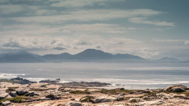 Donegal, İrlanda, İngiltere 'deki kayalık bir sahilin nefes kesici manzarası.