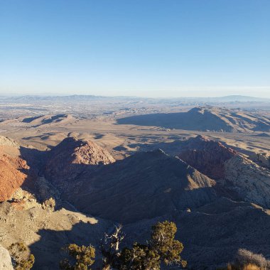 Güneşli bir günde güzel dağların havadan görünüşü