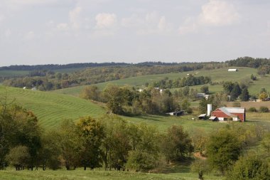 Ohio 'nun yeşil tepeleriyle çevrili bir çiftliğin manzarası, Amish Ülkesi