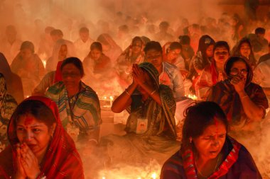 Hindu fanatiklerin Sri Sri Lokenath Brahmachari tapınağının önünde toplandığı yakın çekim.