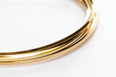 Mücevherler için altın kablo beyaz arkaplanda izole