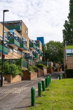 Newcastle, Tyne, İngiltere 'deki Byker Wall konutlarının bir bölümü, Ralph Erskine tarafından tasarlandı..