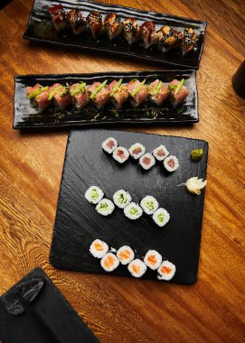 Masadaki suşi rulolarının dikey yakın çekimi. Meksika.