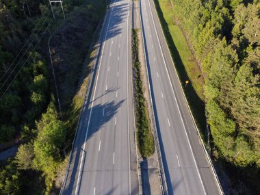 Otoyol, yollar, arabasız şeritler. İnsansız hava aracı fotoğrafçılığı İsveç 'te yaz aylarında çekildi. Seyahat, ulaşım konsepti.