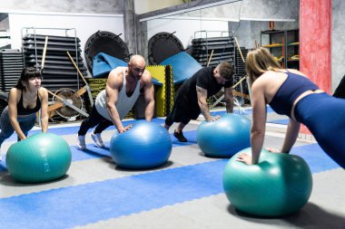 Bir grup Kafkas genci spor salonunda topla egzersiz yapıyor, konsept fotokopi alanı
