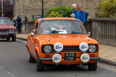 Morpeth Fair Day, Northumberland, İngiltere 'de turuncu 1970 Ford Escort RS 1600