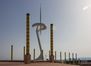 Mavi gökyüzüne karşı Thye Olimpiyat yüzüğü