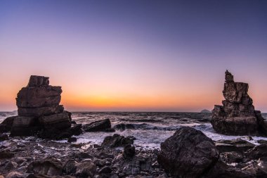 Gün batımında güzel bir denizin havadan görünüşü