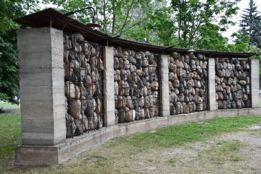 Rusya 'da, Moskova' da beton bir duvarın arkasında taş kafaların yer aldığı bir sanat eserinin görüntüsü