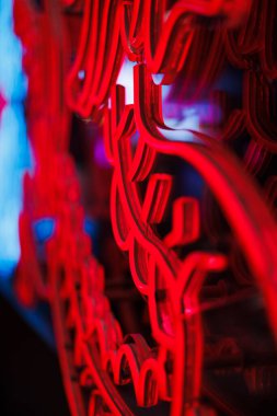 Çin, Şangay 'da bir duvarda kırmızı neon ışığın dikey görüntüsü.