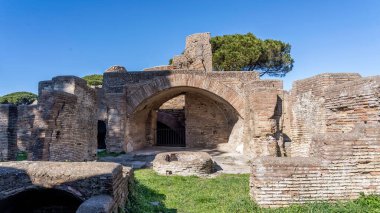 Ostia Antica, antik Roma liman şehrinin bulunduğu modern Ostia kasabasına yakın büyük bir arkeoloji alanıdır..