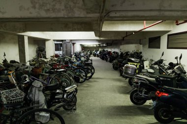 Bir apartmanın bodrumunda bisiklet ve scooterlar için bir otopark.